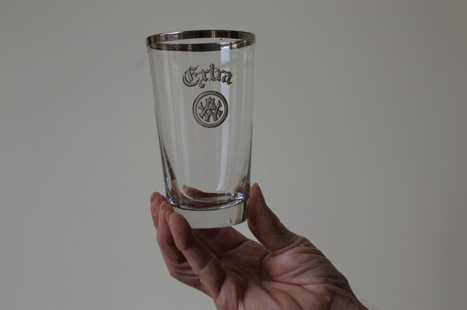 Een oud glas van de Extra.