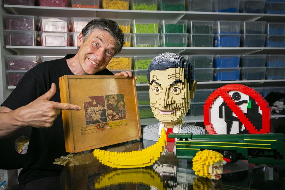 Dirk Denoyelle met een paar Lego-werkjes 