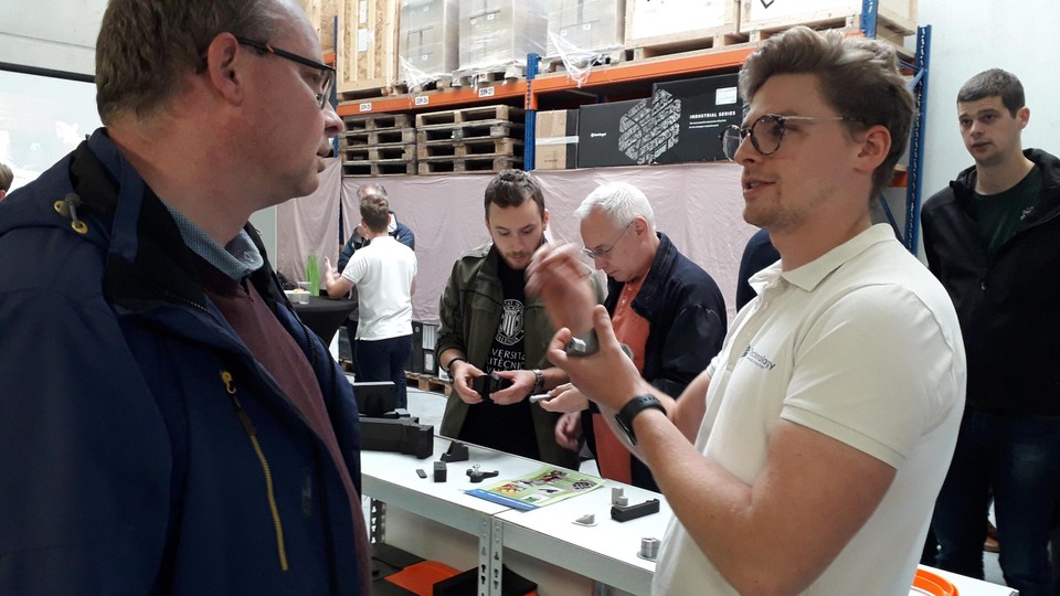 CEO Gianni Scoponi geeft uitleg over 3D printen aan burgemeester Gaston Van Tichelt (CD&V) op Open Bedrijvendag. 