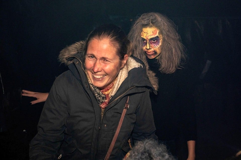 In de Scary Lounge Café kunnen angstaanjagende figuren plots achter je opduiken.