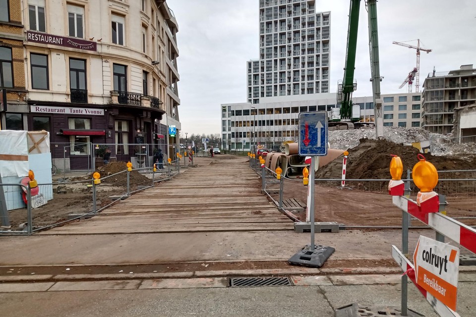 De laatste oplossing is om de Colruyt en parking op het Nieuw Zuid bereikbaar te houden: een weggetje van houten balken.