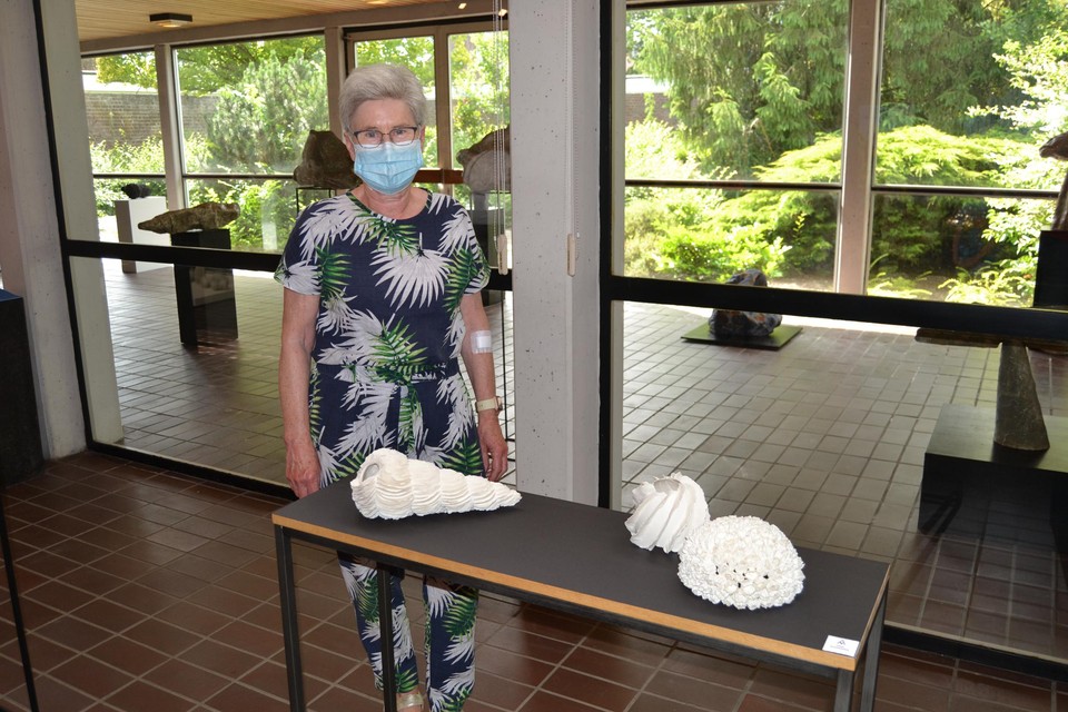 Lieve Emmerechts bij haar sculpturen.