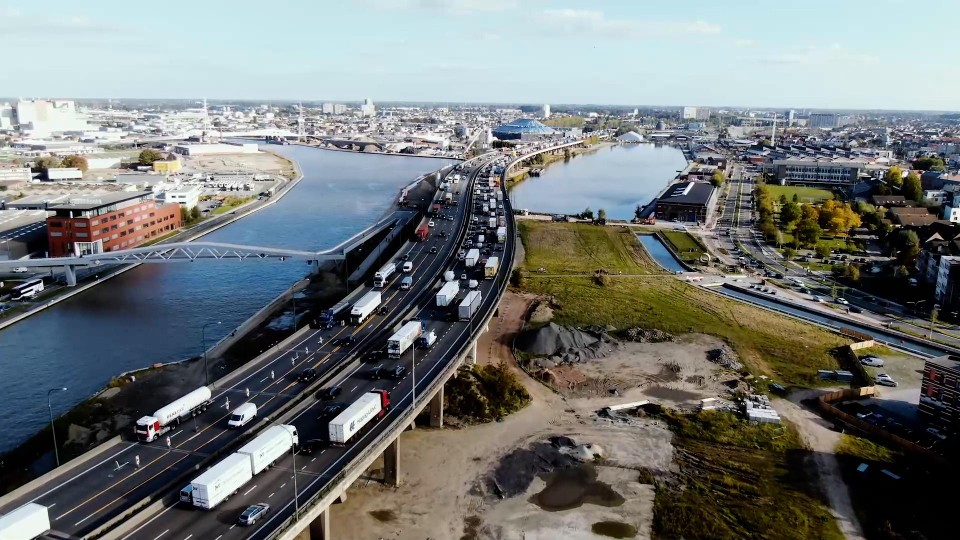 Zonder werken is het al geregeld aanschuiven op het viaduct, maar de komende dagen wordt het volgens het Vlaams Verkeerscentrum nog veel erger. 