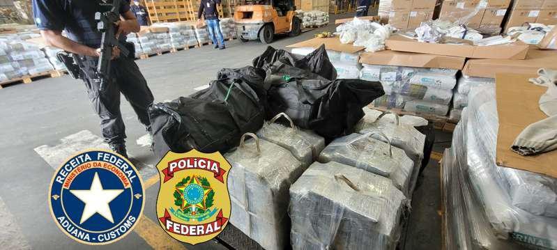 De halve ton cocaïne zat verstopt in een lading met papierrollen. 