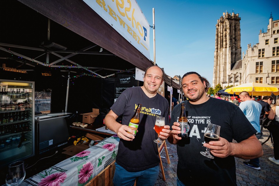 Johan en Selim zijn blij met de interesse voor hun brouwsels.