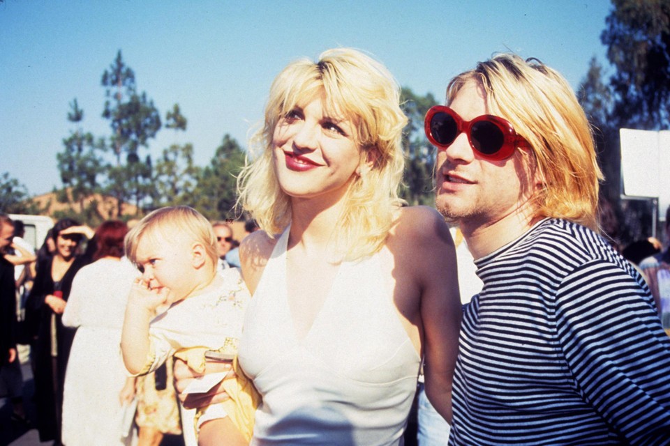 Frances Bean Cobain (links) was anderhalf jaar oud toen haar vader overleed. Op Instagram blikt ze terug op zijn dood.