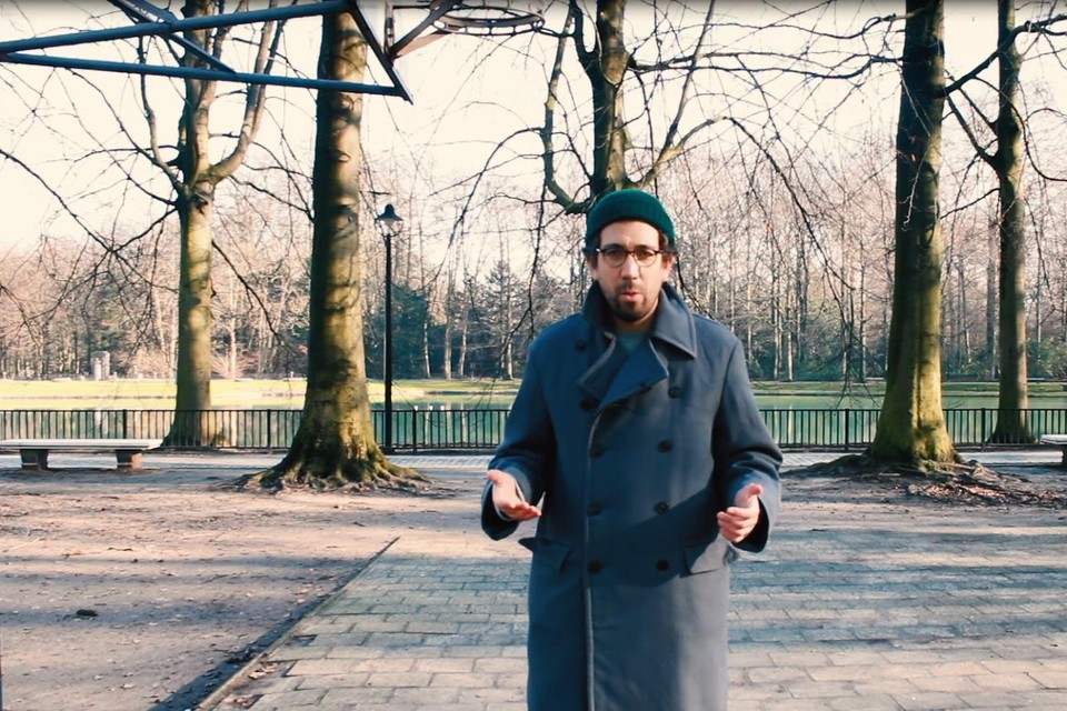 Groen-fractieleider Annouri spreekt de leden toe vanuit het Rivierenhof.