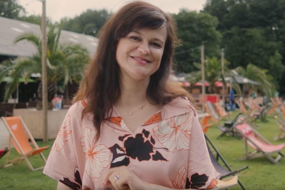 Actrice Mieke Laureys maakt in video de gezamenlijke ticketverkoop bekend.
