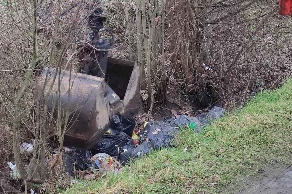 In de gracht aan de Kreweg werden twintig vuilniszakken gedumpt.