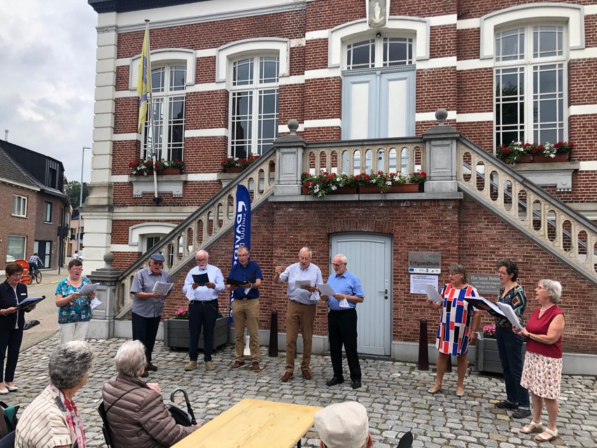 Leden van het koor Eglantier en van het Davidsfonds uit Tielen bezingen Flor Peeters.