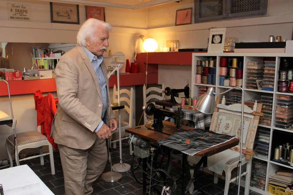 Felix Van Loock staat bij een borduurmachine van Cornely. 