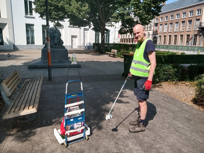 Deze buurtbewoner ruimt wekelijks het afval op. “Overal blikjes terwijl er hier zo veel vuilbakken staan.”