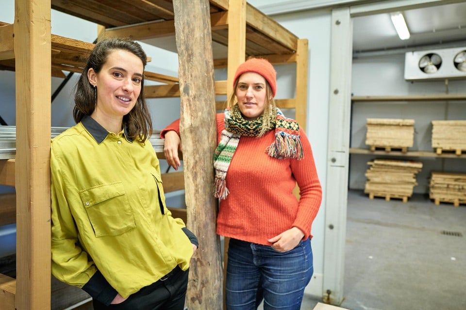 Minne Warmenbol (36) en Eva De Clerck (38) in de oude vleeshal waar ze hout verzamelen om te herbruiken.
