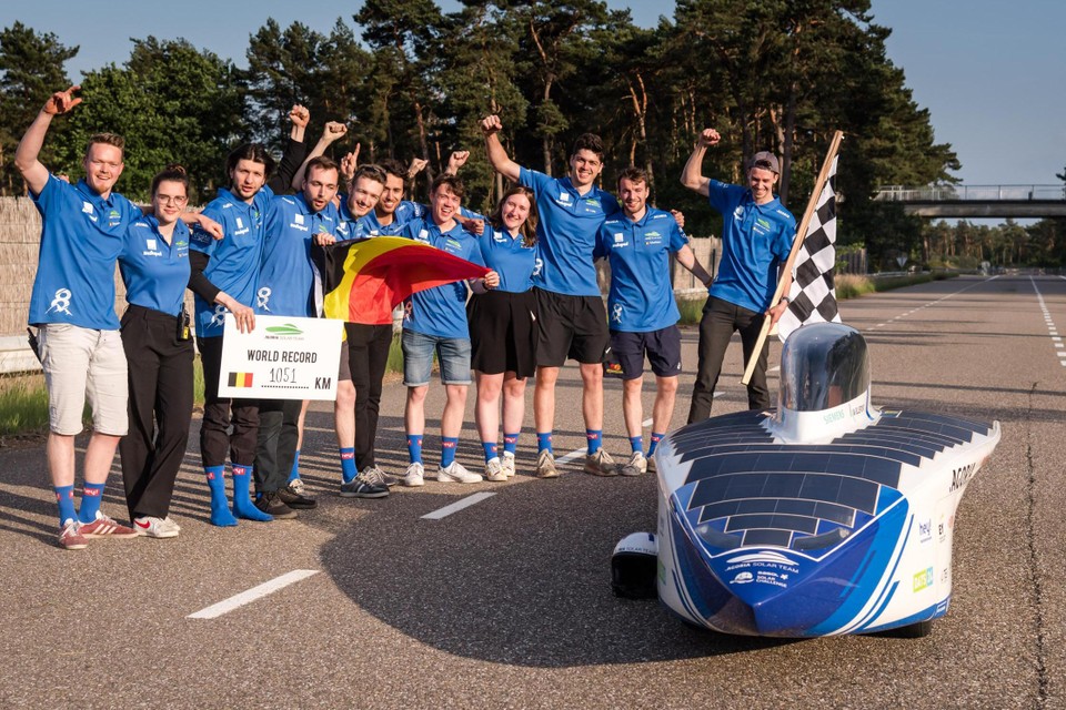 Het team slaagde er eerder dit jaar in om met de zonnewagen 1.051 kilometer te rijden in twaalf uur tijd. 