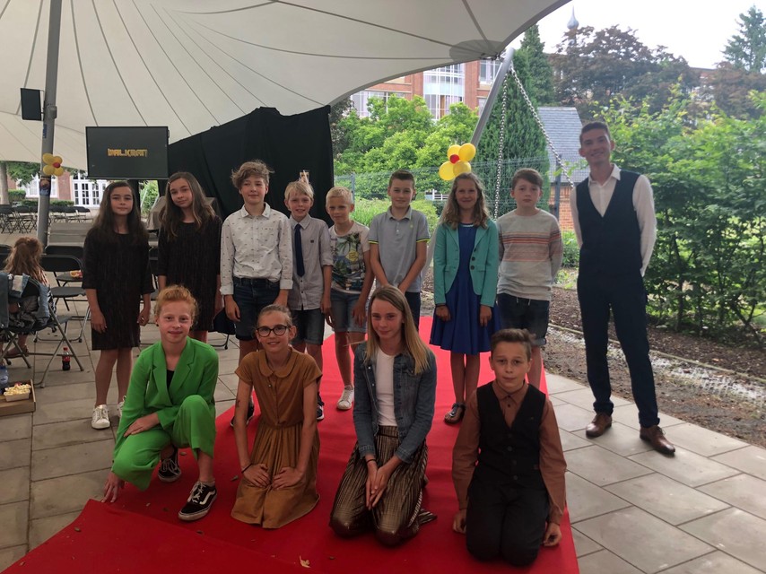 Een deel van de acteurs op de rode loper