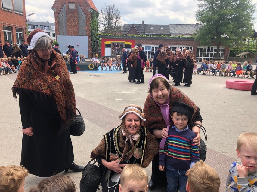 De leden van de Sint-Sebastiaansgilde brachten een bezoekje aan de kleuters van basisschool Heilig Graf in Vosselaar. 