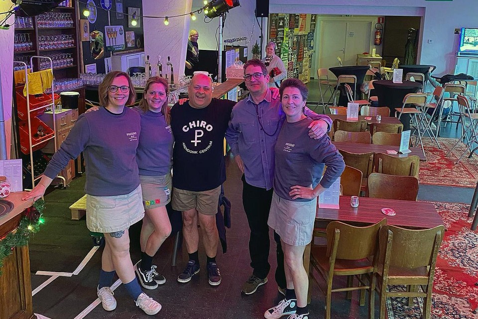 Een van de vele succesvolle activiteiten in het tijdelijke café was de ‘uniformkesdag’. De nieuwe Bar Fernanda gaat normaal op 22 december open.