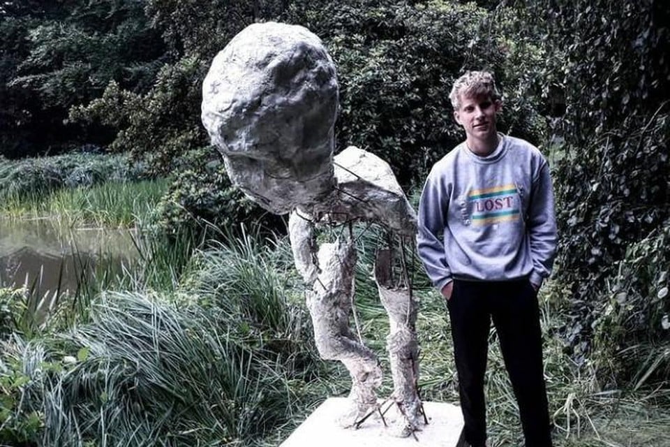 Niels Van Looveren bij zijn eerste sculptuur ‘Ruimte rondom’ uit plaaster, jutte en metaal, in het gemeentepark in Wuustwezel.