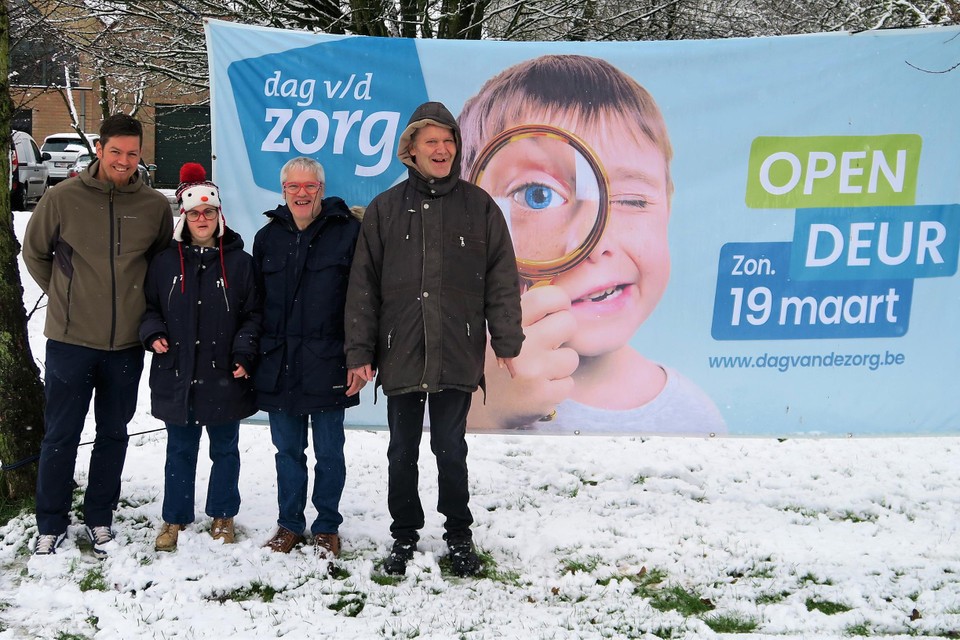 Planningsverantwoordelijke Stijn Wellens en bewoners Mieke, Dolf en Peter trotseren de laatste sneeuw om pomotie te maken voor de Dag van de Zorg in De Vier Notelaars.