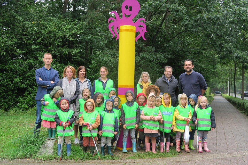 Twee jaar geleden kreeg De Tuimelaar eindelijk een octopuspaal, maar daarmee is de route naar de schoolpoort nog volledig beveiligd.