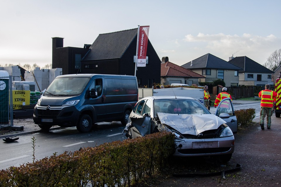 De Rechtstraat in Lokeren was door een ongeval een hele tijd afgesloten voor het verkeer. 