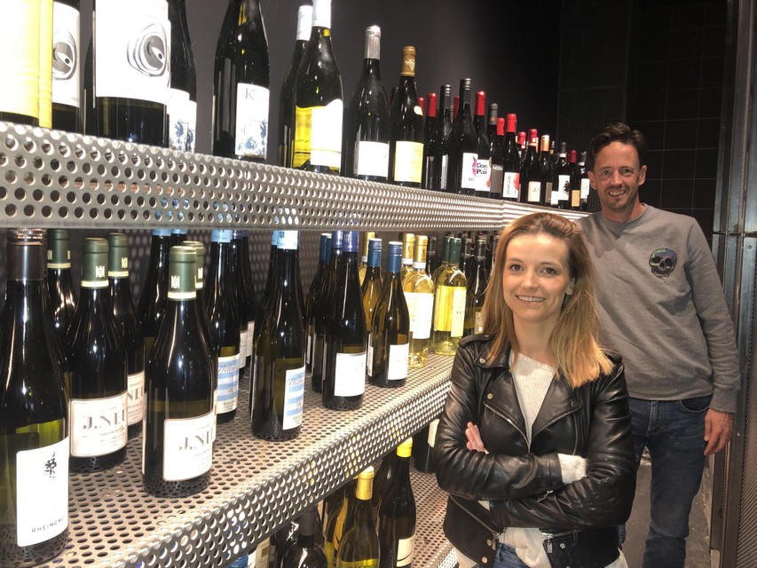 Uitbaters Steffi en Piet-Hein staan in de wijnwinkel van hun Gastrobar Gaston in Turnhout.
