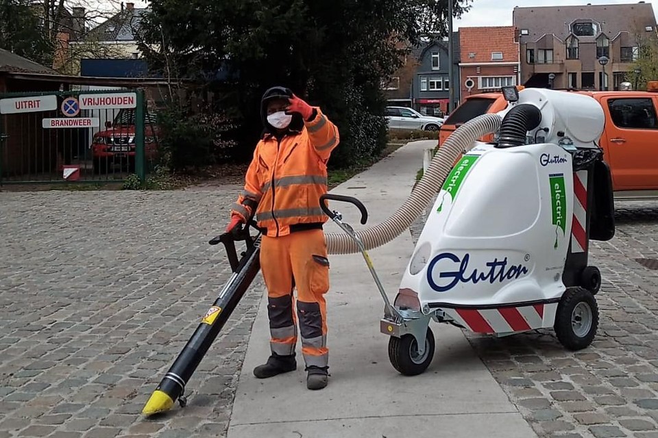 Werkman Clifton op pad met ‘zijn’ Glutton: de supersonische stofzuiger die Schilde proper houdt.