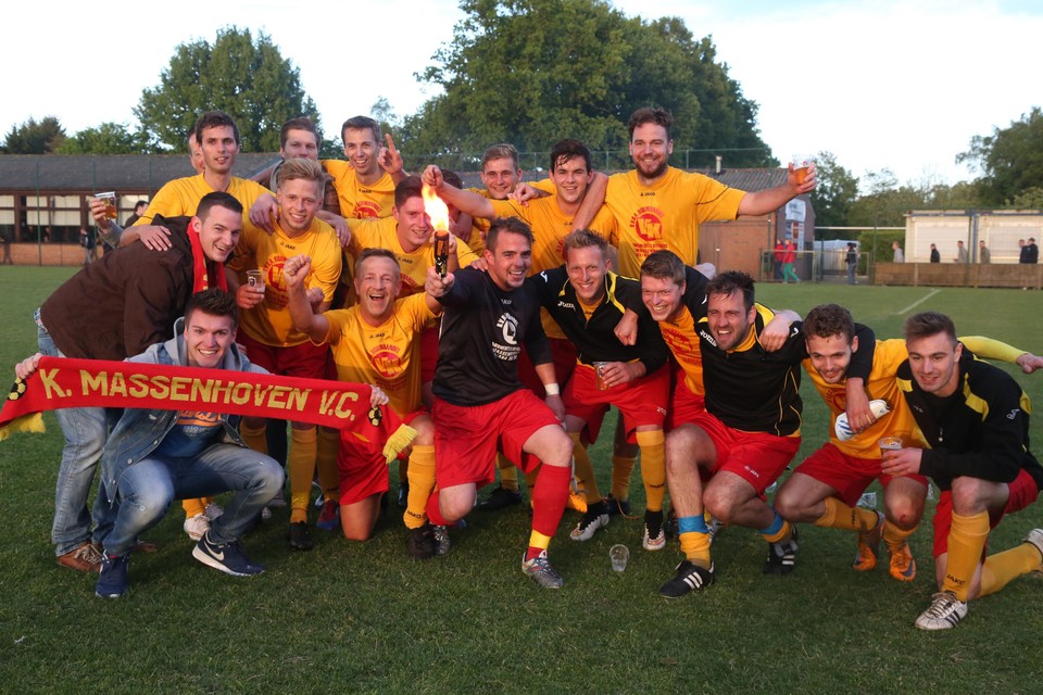 K Massenhoven VC in 2015 bij de promotie naar derde provinciale. Het herenvoetbal stopte al in 2018, maar nu werd ook het stamnummer ingeleverd door een leegloop bij de dames.