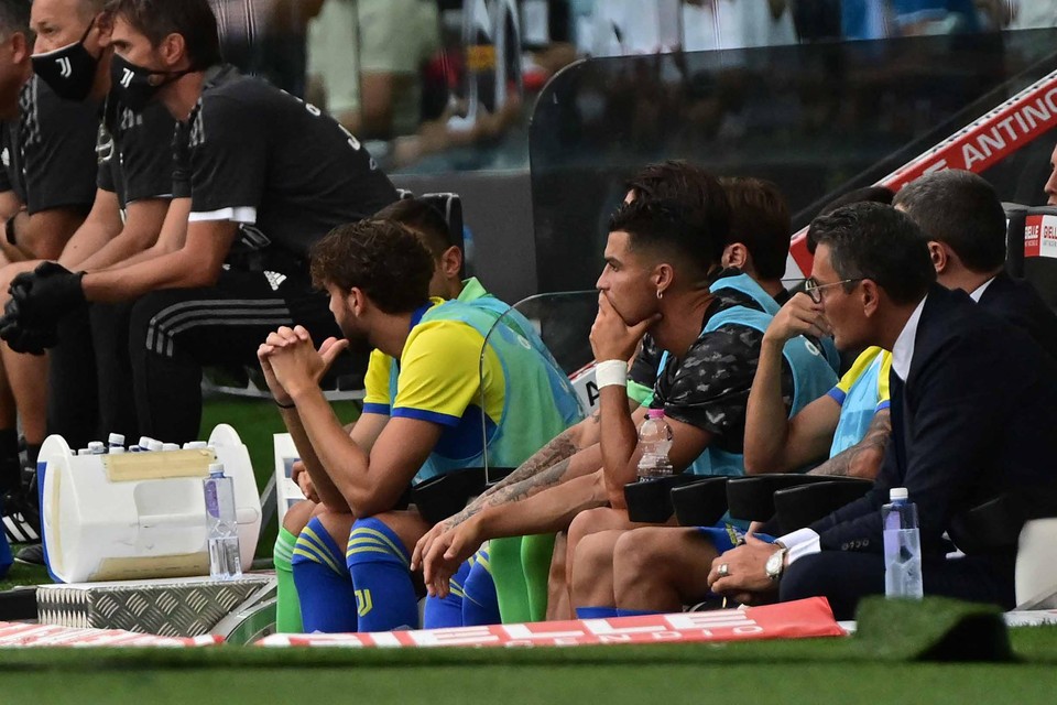 Bizar beeld zondag tijdens Juventus - Udinese: Cristiano Ronaldo zitop de bank. Volgens één lezing op vraag van CR7 zelf met het oog op een transfer, volgens een andere lezing om tactische redenen.