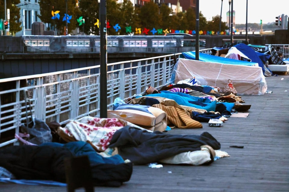 Migranten slapen op straat in hartje Brussel. 