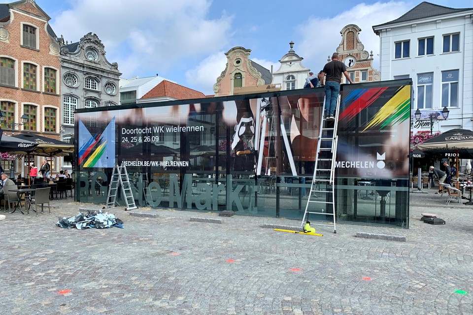 Op het glazen paviljoen van parking Grote Markt is last minute nog promotie aangebracht voor het WK.