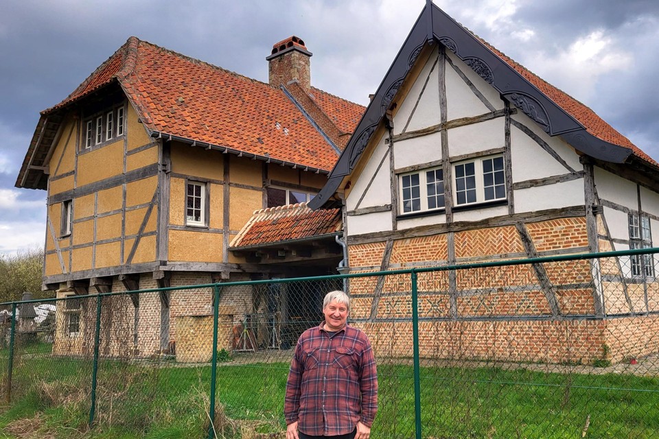 Werner Alix begon in 2009  al met de bouw van zijn lemen woning vol oude materialen en historische technieken.