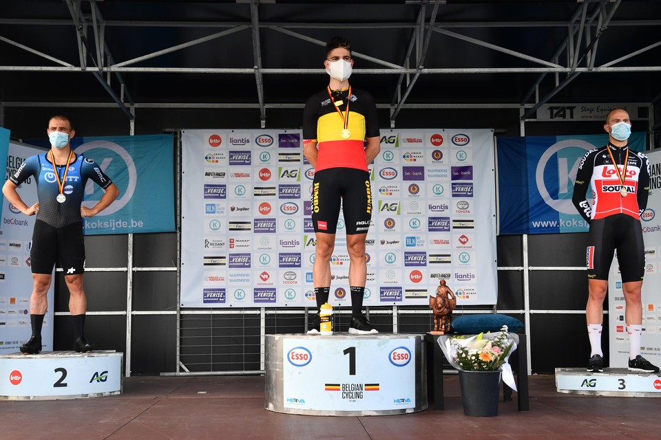 het podium van het BK tijdrijden met Victor Campenaerts, Wout van Aert en Frederik Frison