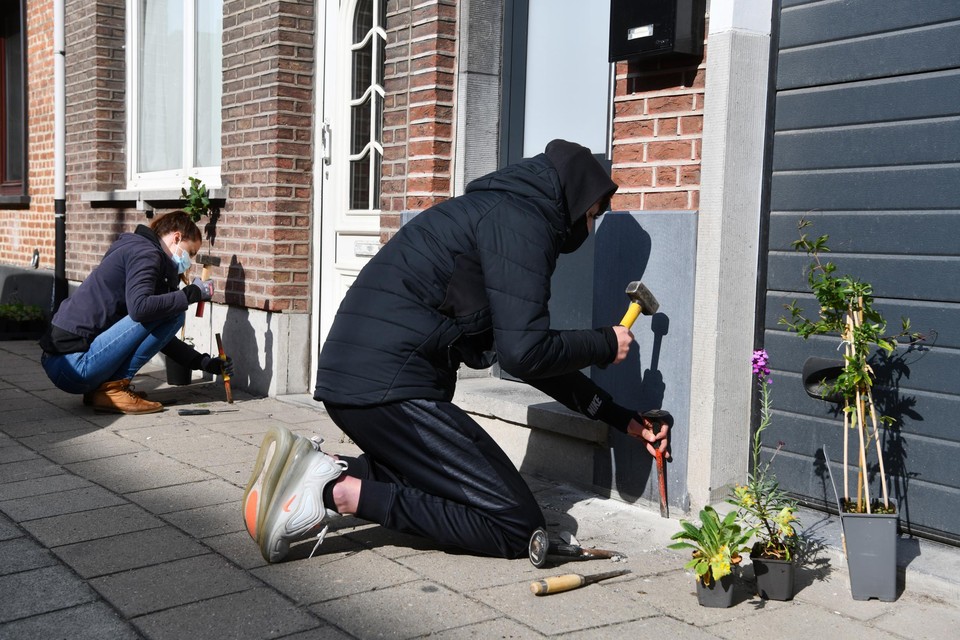Stenen uitbreken in de Lageweg bleek moeilijker dan gedacht. Volgende week werken de leerlingen verder.
