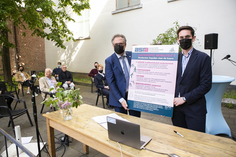 Student Julien De Wit overhandigt het mobiliteitsmemorandum aan schepen voor Mobiliteit Koen Kennis.