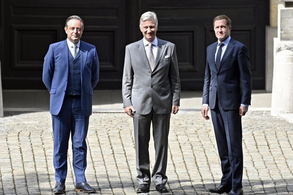 Koning Filip ontvangt Bart De Wever en Paul Magnette op het Paleis. 