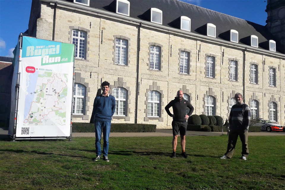 Thomas De Vleeschouwer van de vrijetijdsdienst, sportraadvoorzitter Simon Van Hoofstat en schepen van Sport Koen Scholiers geven aan de Sint-Bernardusabdij de aftrap voor de RupelRun.