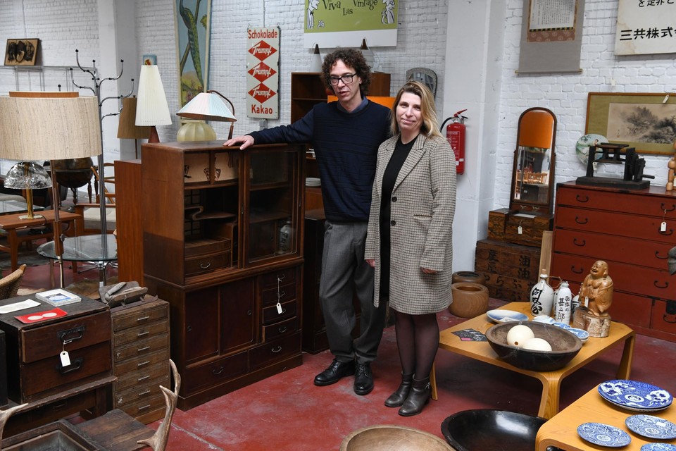 Tom Vanhaverbeke en Agata Czaplinska bij een Japanse theekast van zeker honderd jaar oud in de oude Garage Robert van Toms grootvader.