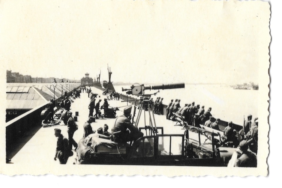 Duitse soldaten aan de wandelpromenade op de Schelde.