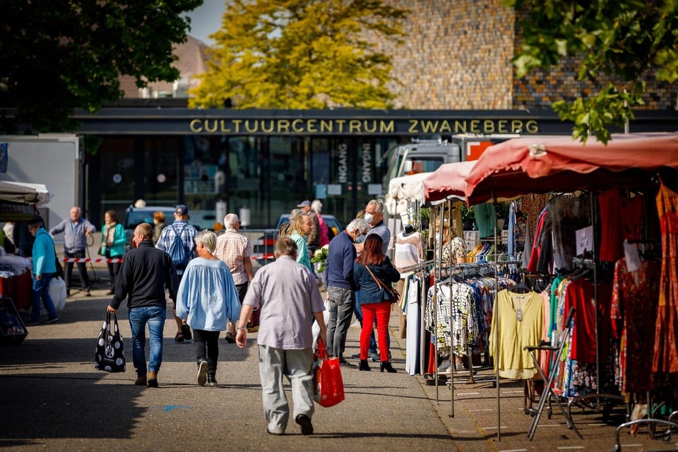 De maandagmarkt verhuist binnenkort tijdelijk naar de Bergstraat om op het Cultuurplein plaats te maken voor een openluchtpodium.