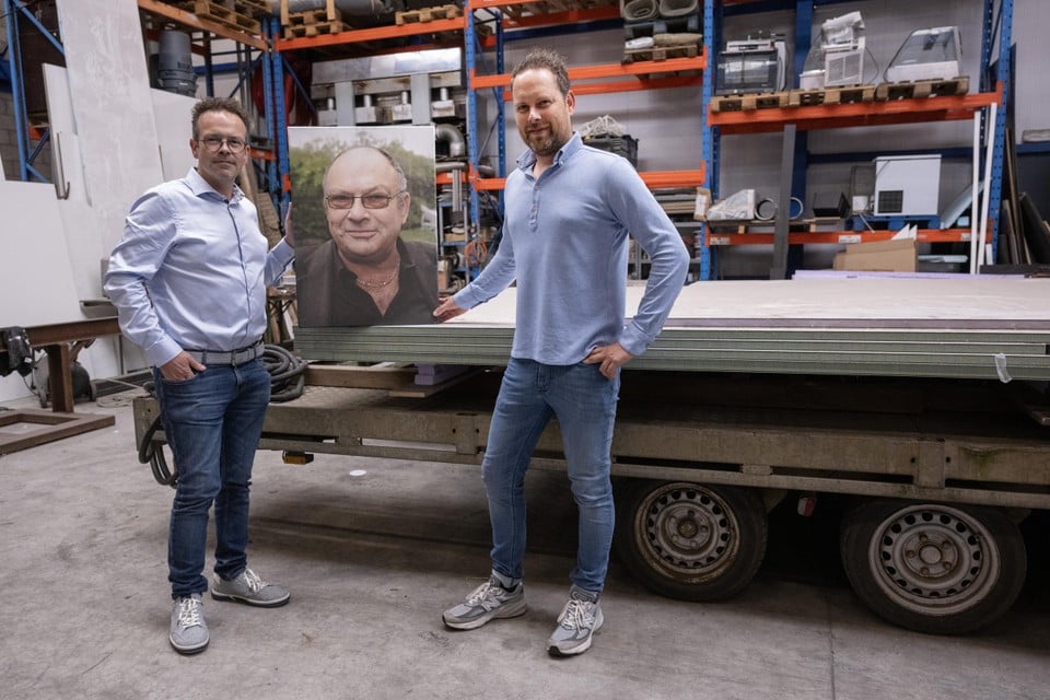 Dirk en Mike met een portret van founding father Armand Melis.