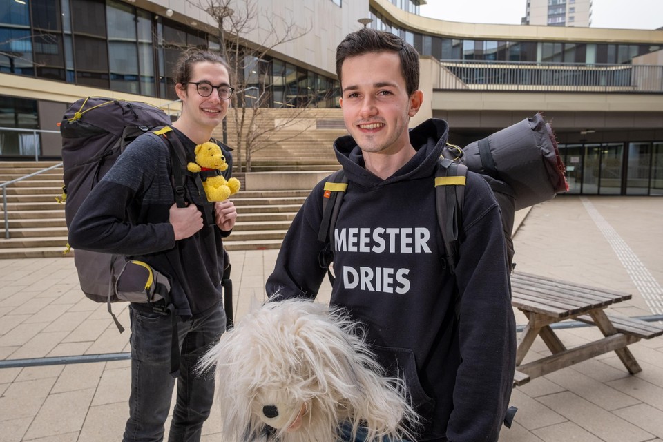 Xander en Dries. “Die knuffels moesten we meenemen”, lachen ze. “Dat stond in de opdracht. Maar geen idee wat we ermee moeten doen.”