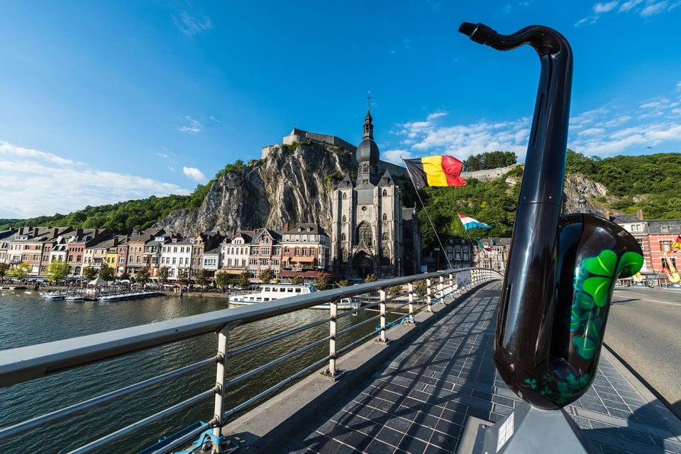 Dinant gevat in één beeld: op de voorgrond een verwijzing naar Adolphe Sax, achteraan de ‘croisette’, de kerk en daarboven de citadel.