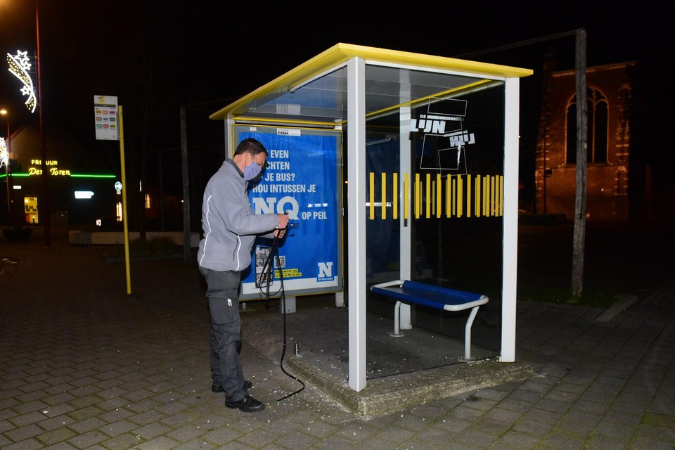 Een medewerker van De Lijn mat de schade op nadat twee bushokjes in Rijkevorsel waren vernield.