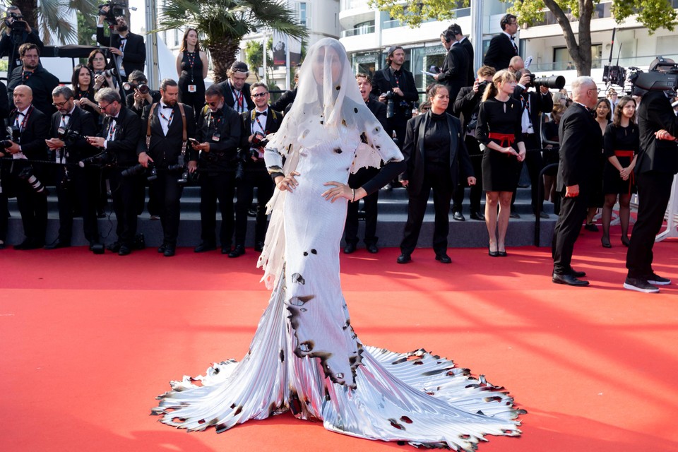 Influencer Rawdah Mohamed bewees dat modest fashion ook de headlines kan halen in een jurk van Robert Wun.