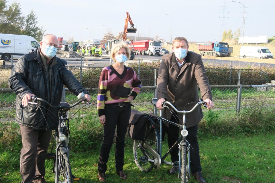 De burgemeesters Ivo Wynants en Maarten De Veuster, tevens Vlaams Parlementslid, met op hun politieke tandem ook districtsschepen Elke Brydenbach, voor de werf van het nieuwe kruispunt op de Bisschoppenhoflaan. Hier wordt de Hoogmolenbrug volgens hen best nog overheen getrokken, zij het alleen voor fietsers.  