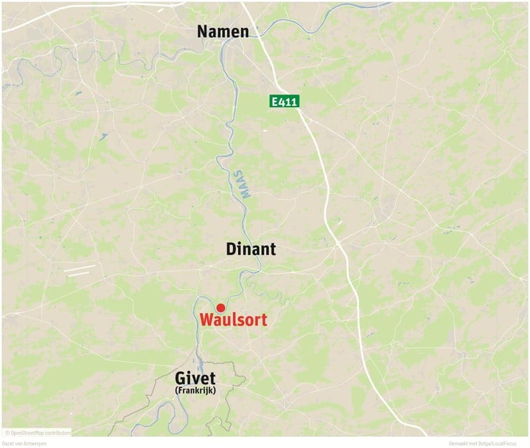 Waulsort ligt in een bocht van de Maas, 12 kilometer voorbij Dinant, richting de Franse grens.