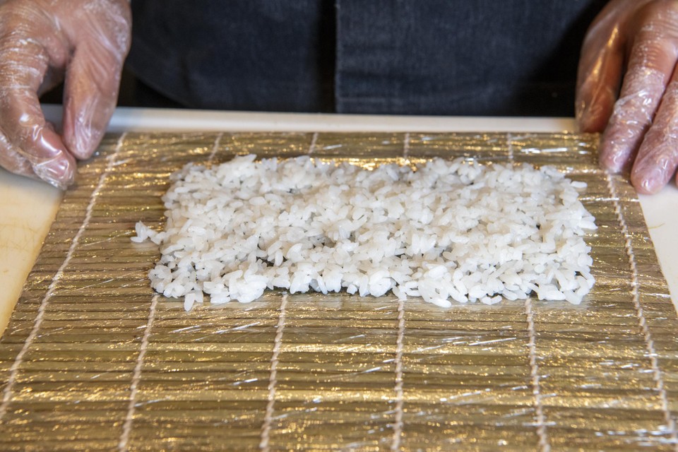 Alleen als de rijst perfect gaar is en de juiste temperatuur heeft, kan je hem makkelijk bewerken.