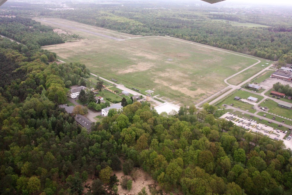 Het vliegveld met rechts de gronden waarop de vliegclub gevestigd is.