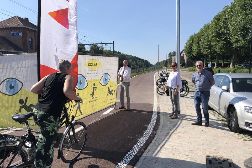 Luk Lemmens opent het hek, de fietsers mogen passeren